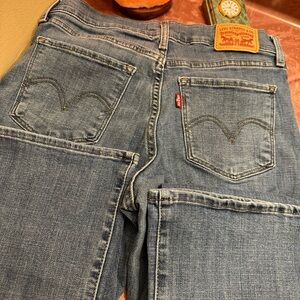Women’s size 6 Levis Classic Bootcut
